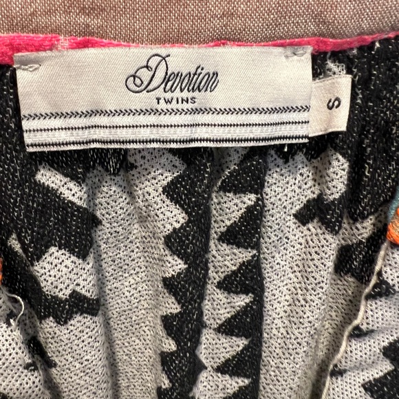 Devotion TWINS Top Small - Picture 2 of 5